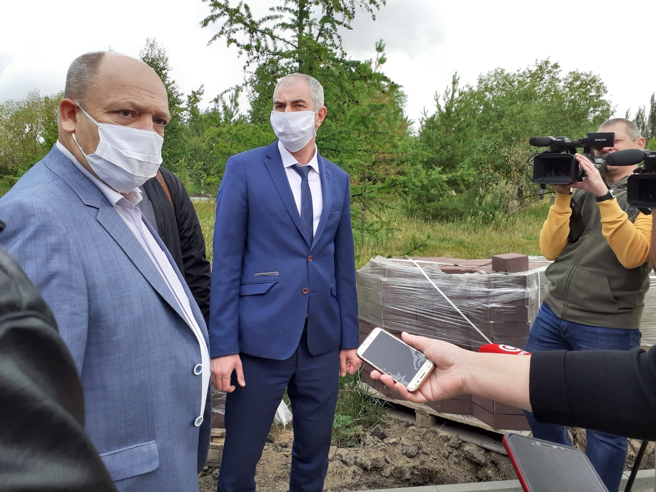 Выяснилось, что не так с новой плиткой для сквера Молодоженов в Омске, разрушающейся в руках – фото Выяснилось, что не так с новой плиткой для сквера Молодоженов в Омске, разрушающейся в руках – фото