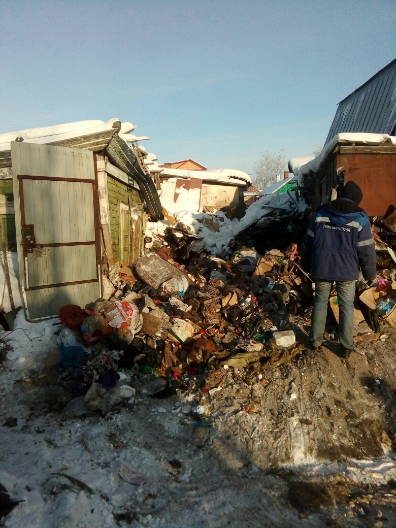 Омичка 20 лет копила мусор на своем огороде, отстаивая его перед соседями