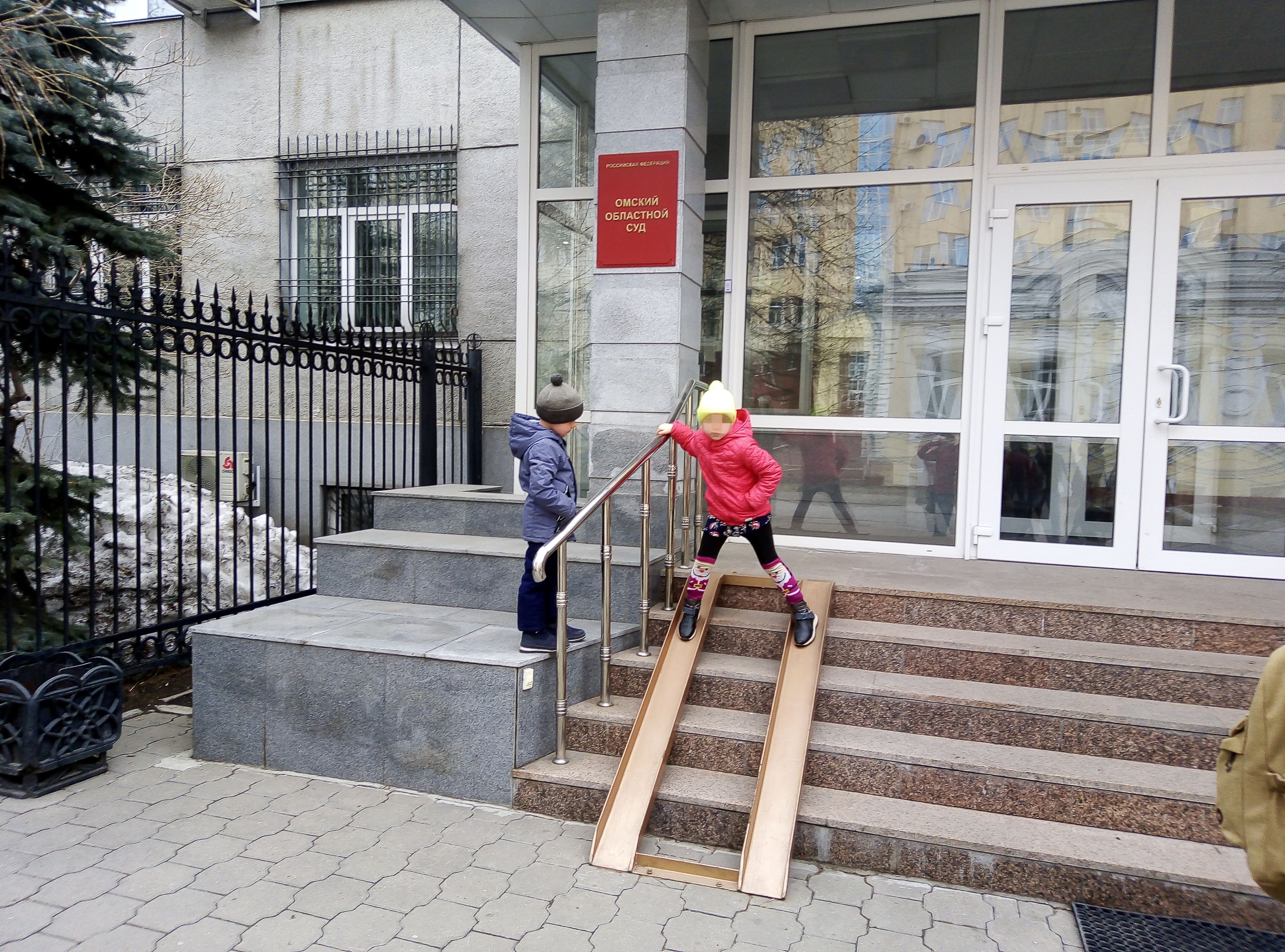Омские банкиры и депутат выселяют из ипотечного дома многодетную семью с больным ребенком