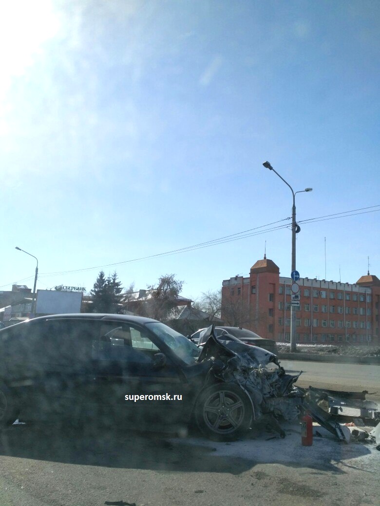 В Омске после удара о грузовик на Фрунзенском мосту загорелся спорткар В Омске после удара о грузовик на Фрунзенском мосту загорелся спорткар