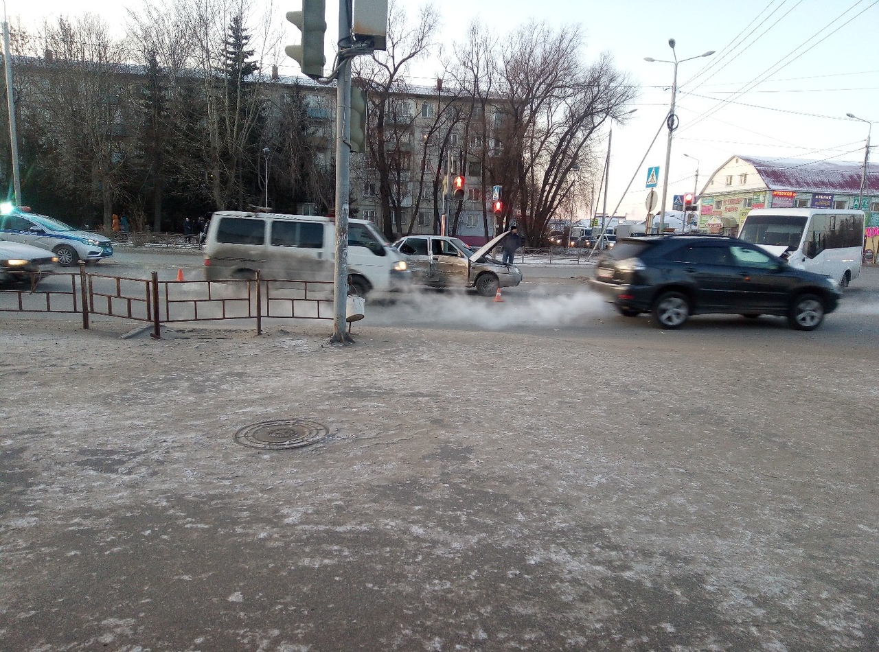 В Омске водитель «десятки» протаранил пассажирский автобус: есть пострадавшие В Омске водитель «десятки» протаранил пассажирский автобус: есть пострадавшие