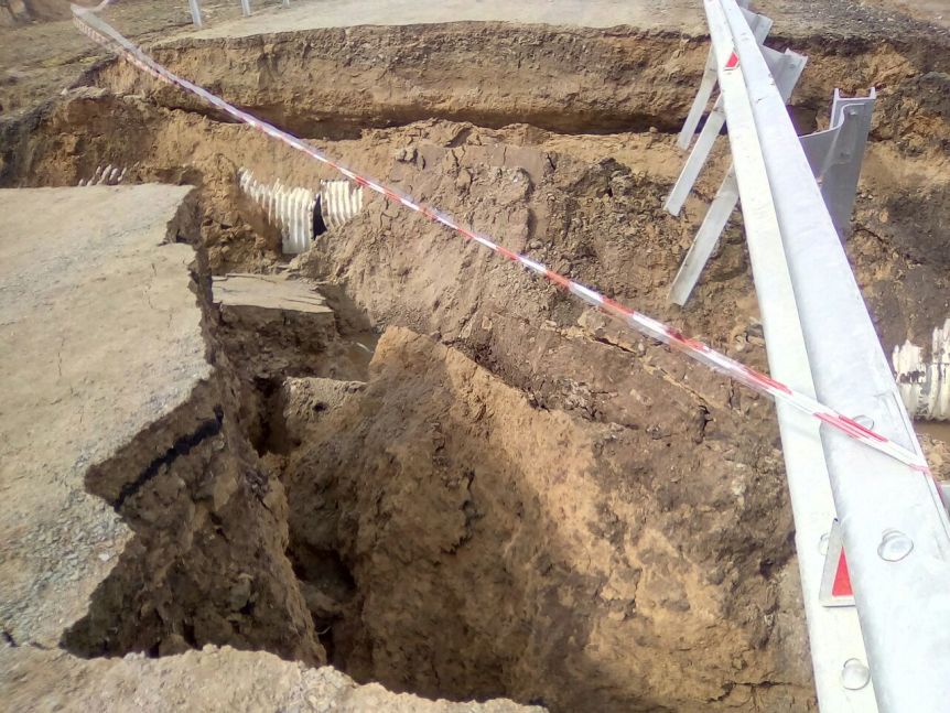 В Омской области размыло дорогу, на которую потратили десятки миллионов рублей