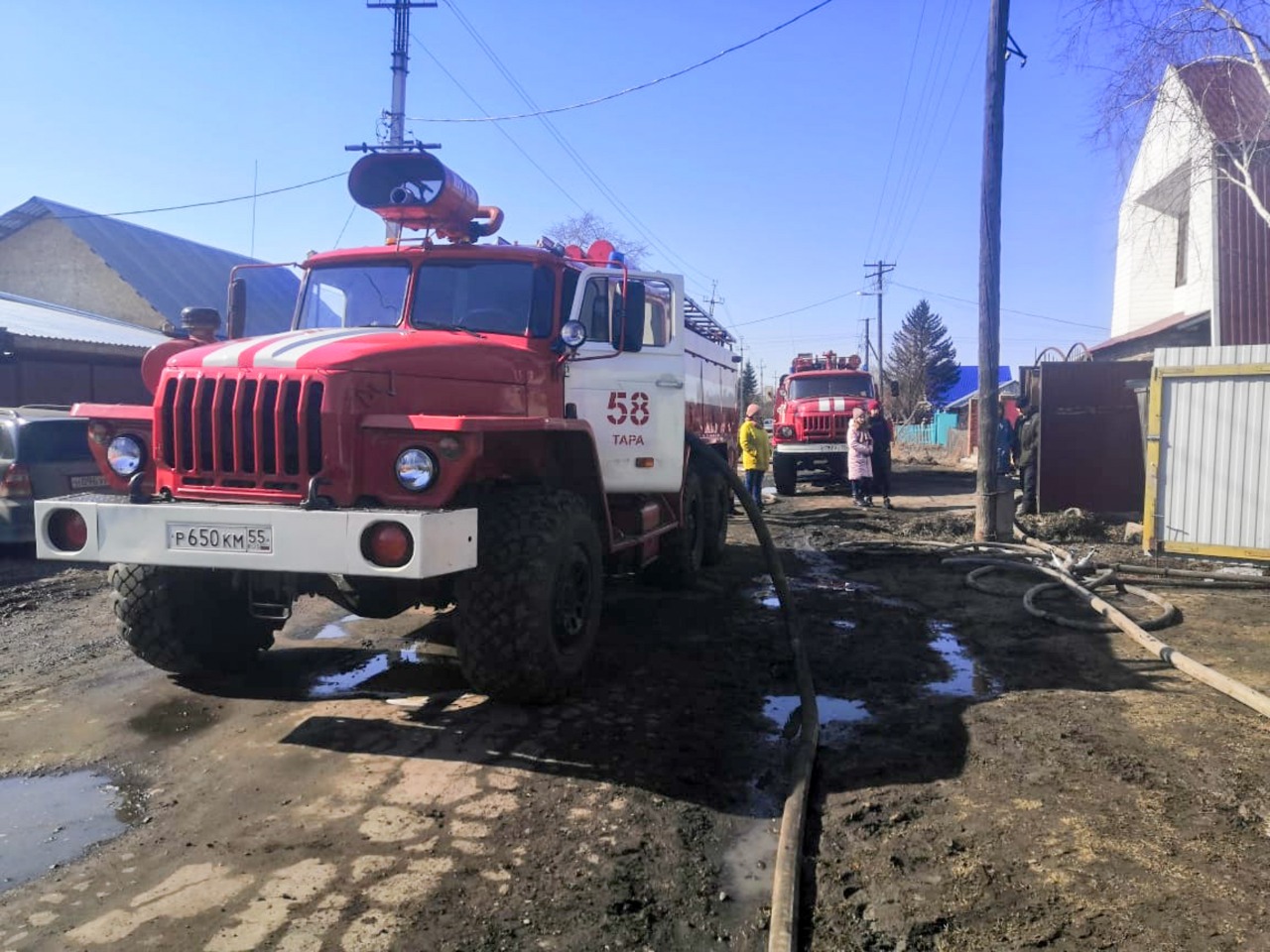 В городе на севере Омской области полностью выгорел дом