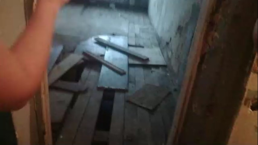 Омичи из аварийного общежития показали полуразрушенный дом, в который их временно переселяют Омичи из аварийного общежития показали полуразрушенный дом, в который их временно переселяют