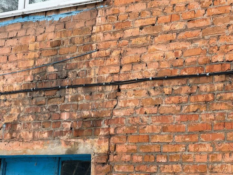 Появились фото трещин в омской пятиэтажке на Молодогвардейской