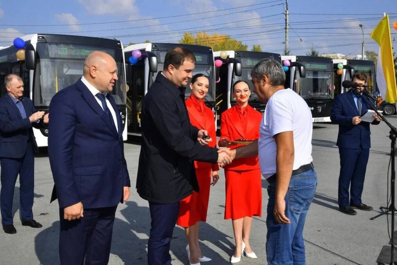 Хоценко и Шелест передали в парк омского пассажирского транспорта 20 новых высокоэкологичных автобусов Хоценко и Шелест передали в парк омского пассажирского транспорта 20 новых высокоэкологичных автобусов