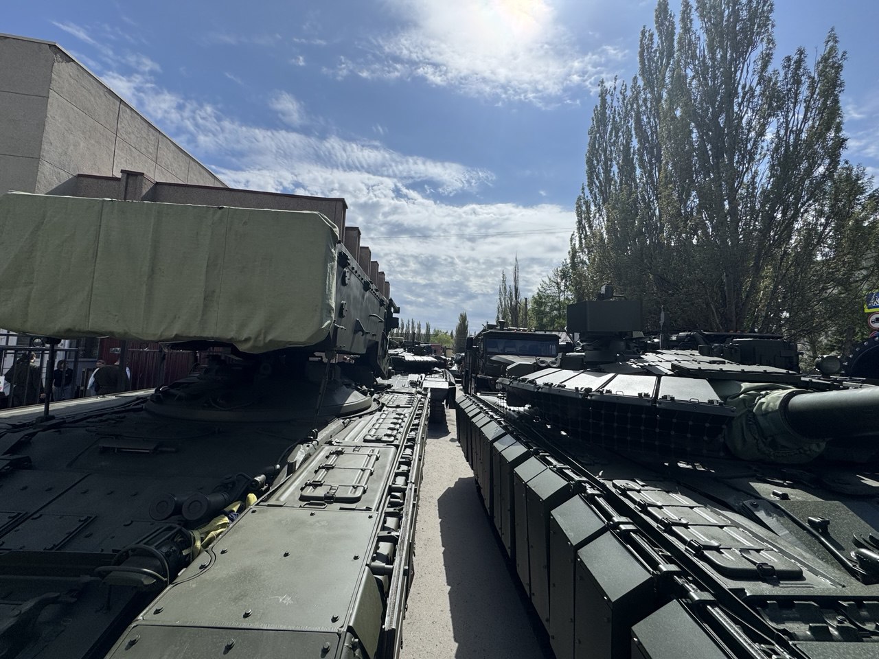 В центр Омска пригнали военную технику В центр Омска пригнали военную технику