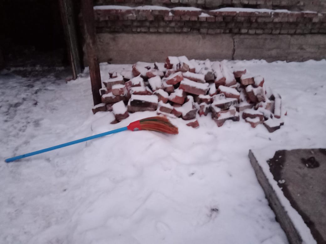 У рухнувшей трехэтажки в Омске расчищают вход У рухнувшей трехэтажки в Омске расчищают вход