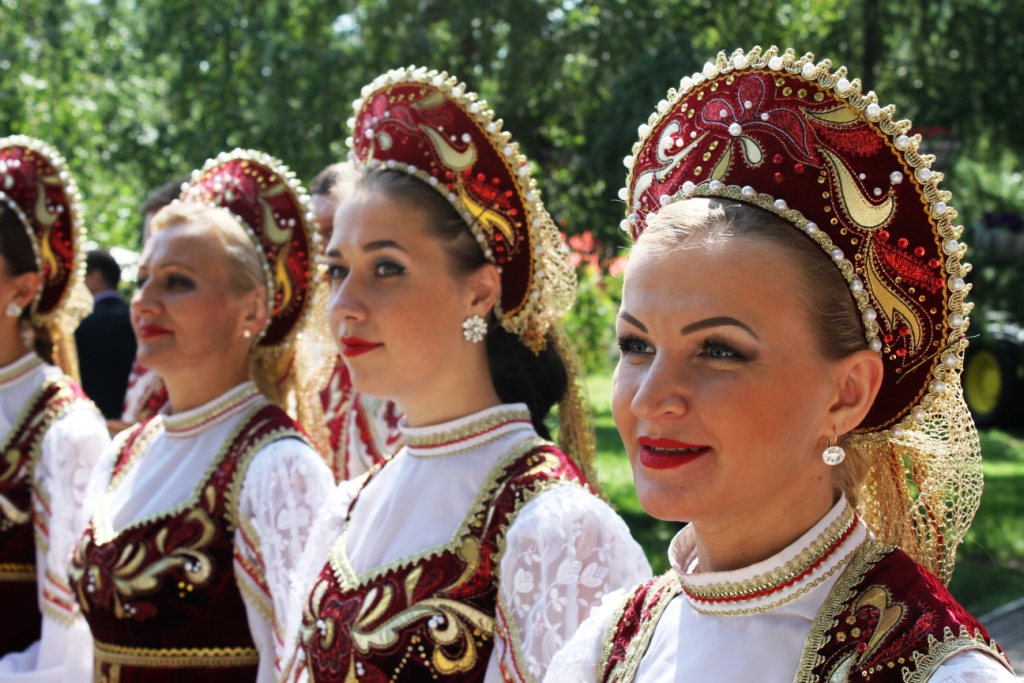 Неизвестная омичка покормила Назарова на «Агро-Омске 2017» Неизвестная омичка покормила Назарова на «Агро-Омске 2017»