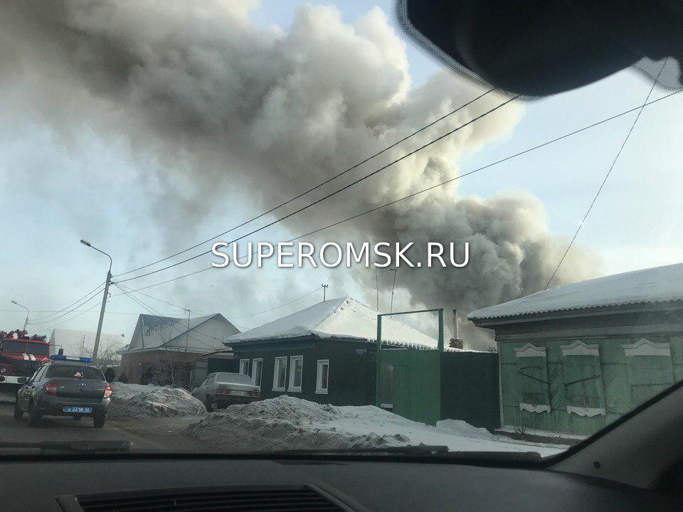 В Омске разгорелся пожар – улицу Герцена заволокло дымом В Омске разгорелся пожар – улицу Герцена заволокло дымом