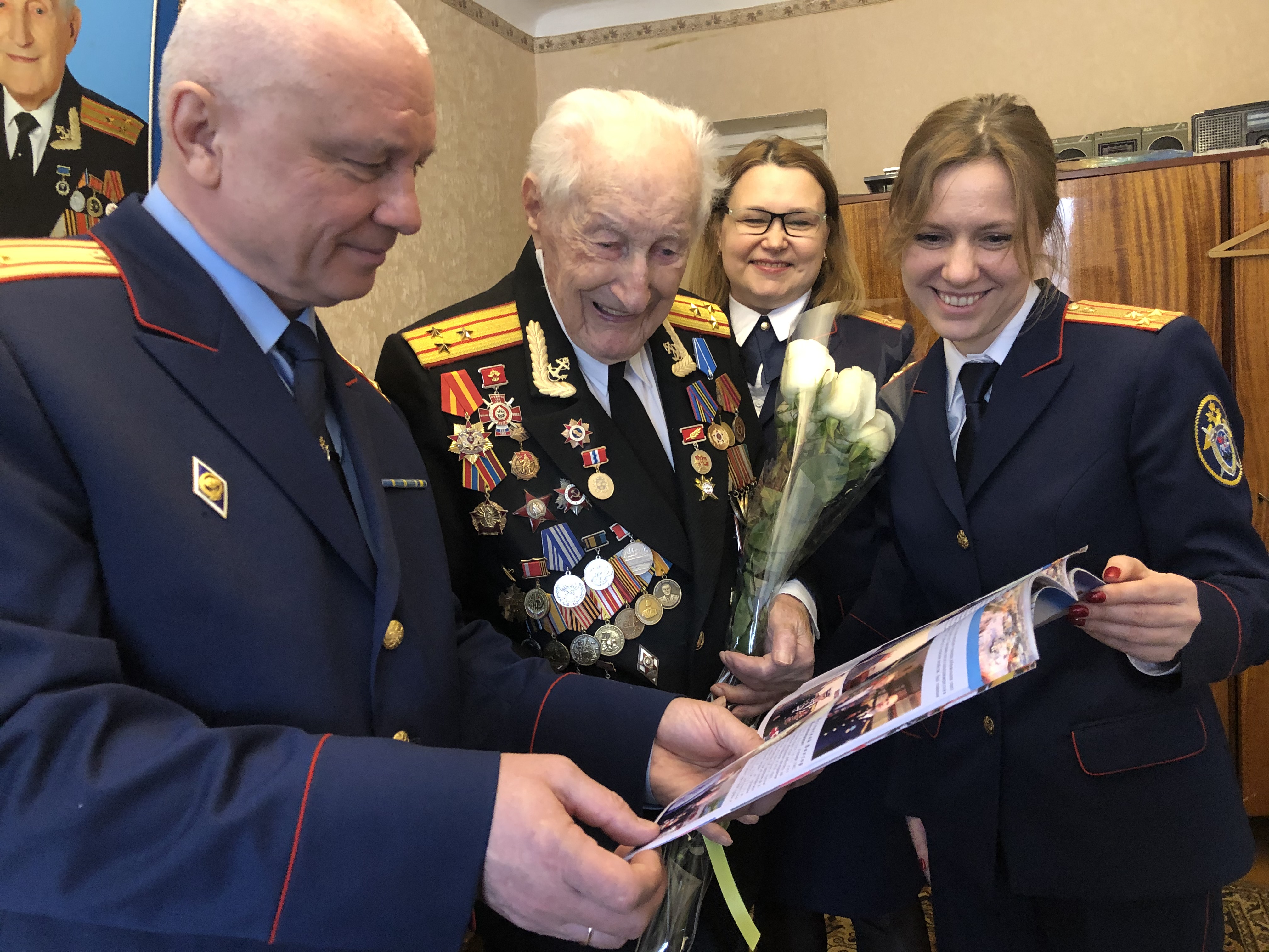 Омские следователи вручили 100-летнему ветерану 45-ю медаль Омские следователи вручили 100-летнему ветерану 45-ю медаль