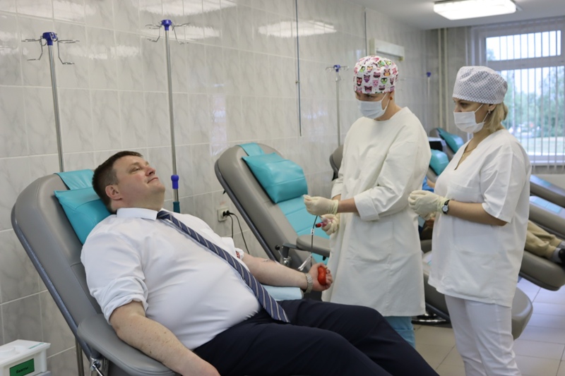 Омские единороссы личным примером призывают жителей сдавать кровь Омские единороссы личным примером призывают жителей сдавать кровь
