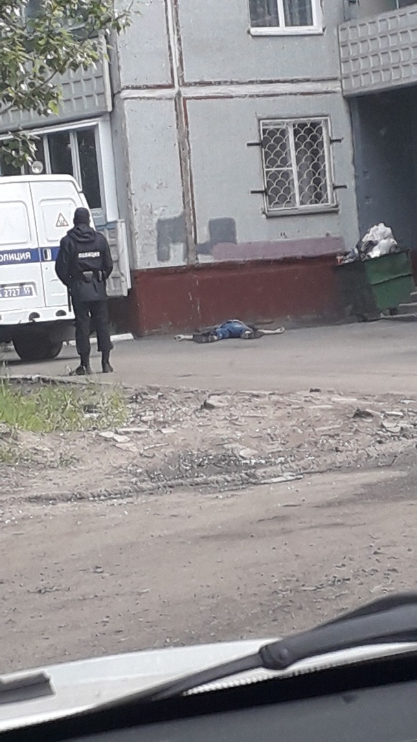 Возле многоэтажки найдено тело загадочно погибшего омича Возле многоэтажки найдено тело загадочно погибшего омича