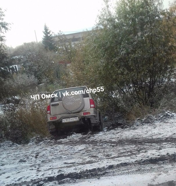 Из-за гололеда и мокрого снега в Омске все утро бьются машины – ФОТО
