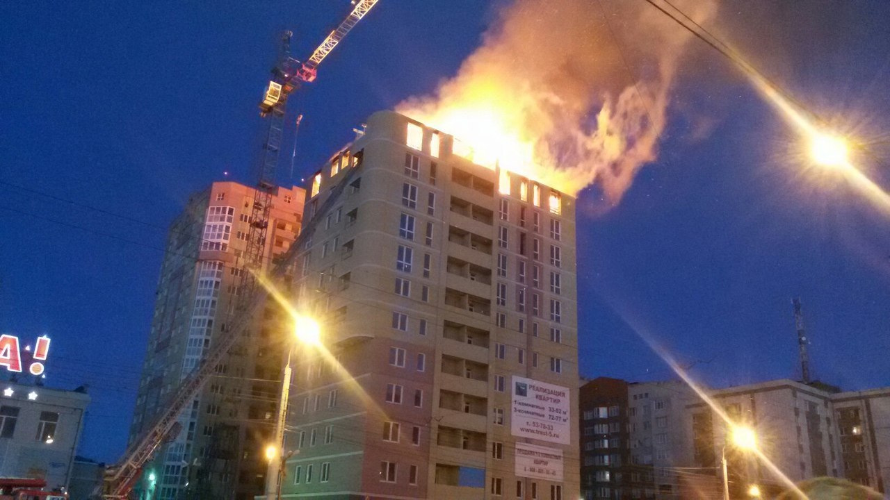 В Омске снова загорелась крыша недостроенной многоэтажки по улице 10 лет Октября В Омске снова загорелась крыша недостроенной многоэтажки по улице 10 лет Октября