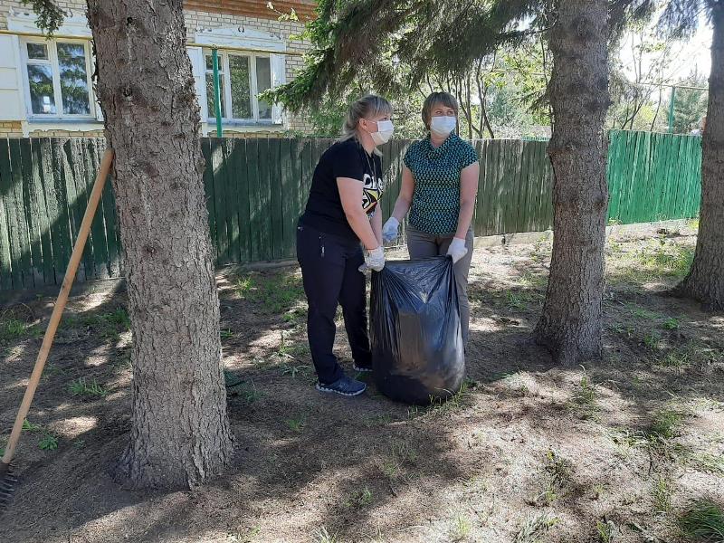 Волонтеры Омского района провели уборку во дворах у ветеранов Волонтеры Омского района провели уборку во дворах у ветеранов