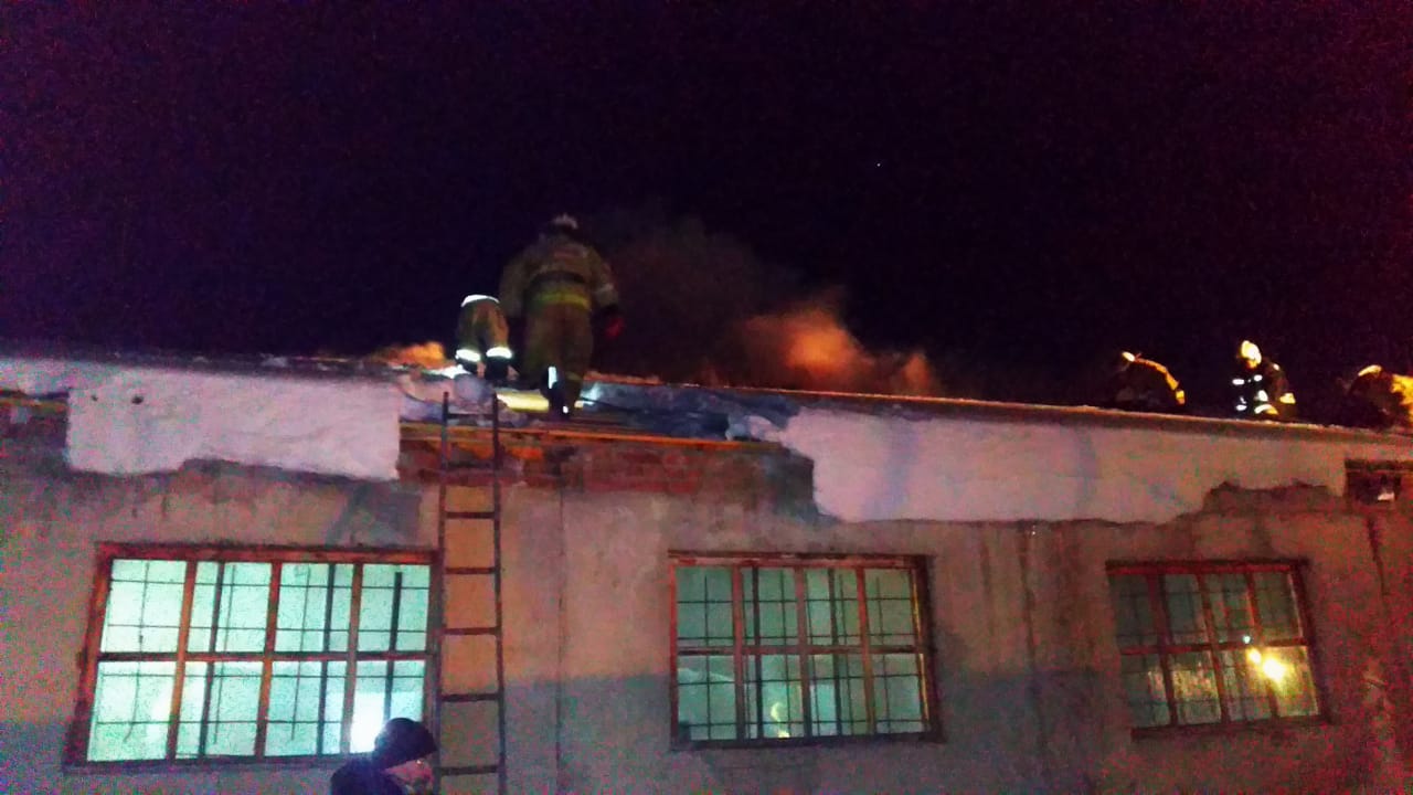 На севере Омской области три часа тушили большой гараж с тракторами На севере Омской области три часа тушили большой гараж с тракторами