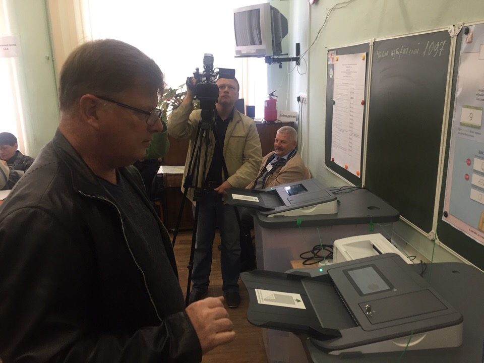 Спикер омского горсовета Корбут на избирательном участке не стал брать билет на «бесплатного Билана» Спикер омского горсовета Корбут на избирательном участке не стал брать билет на «бесплатного Билана»