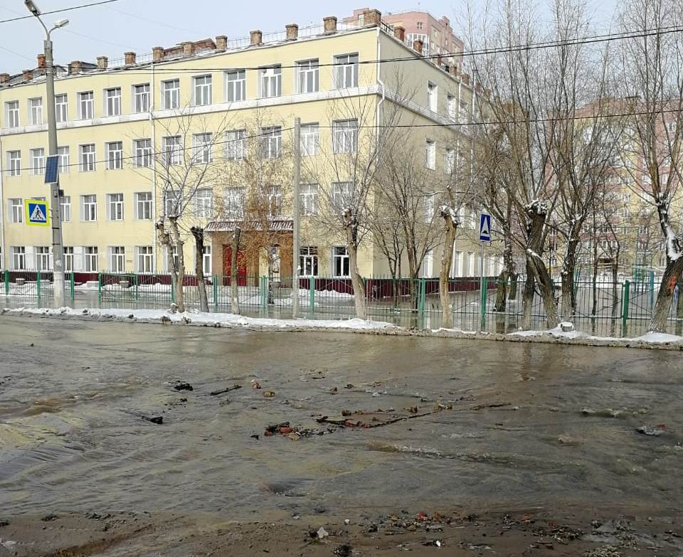 В центре Омска из-за порыва трубы затопило трамвайные рельсы и вход в школу В центре Омска из-за порыва трубы затопило трамвайные рельсы и вход в школу