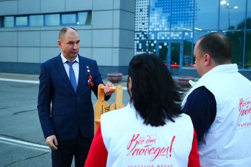 Герой России Дмитрий Перминов встретил в Омске частицу Вечного огня