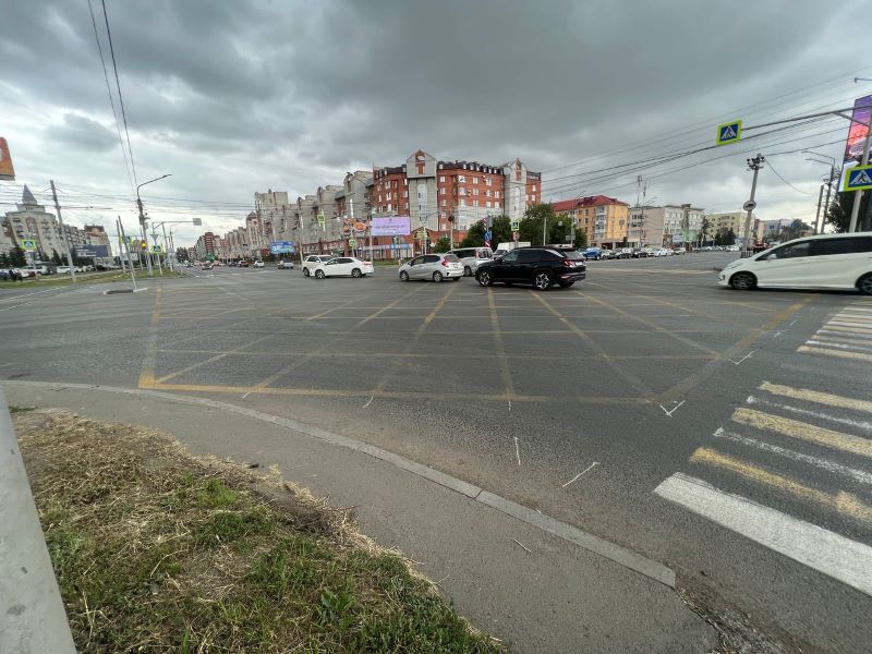 Новая вафельная разметка в центре Омска уже начала исчезать Новая вафельная разметка в центре Омска уже начала исчезать