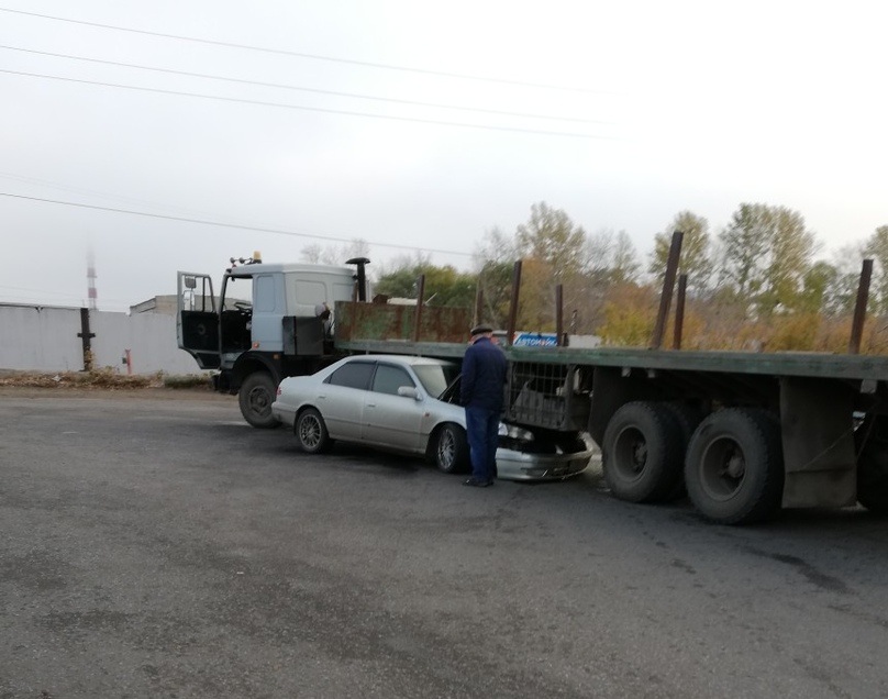 На Рабочих в Омске легковушка втиснулась под грузовик На Рабочих в Омске легковушка втиснулась под грузовик