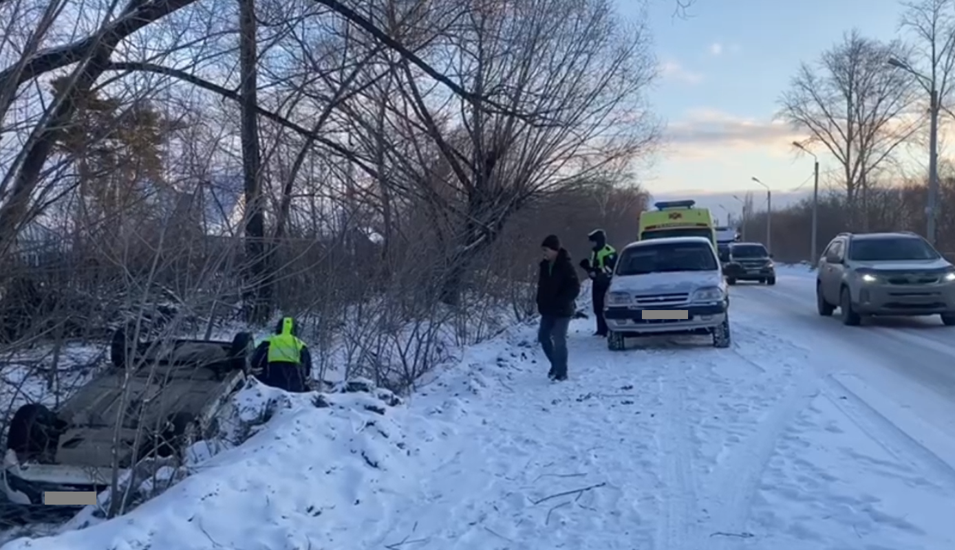 В Омске «Лада» улетела с дороги и перевернулась на крышу В Омске «Лада» улетела с дороги и перевернулась на крышу