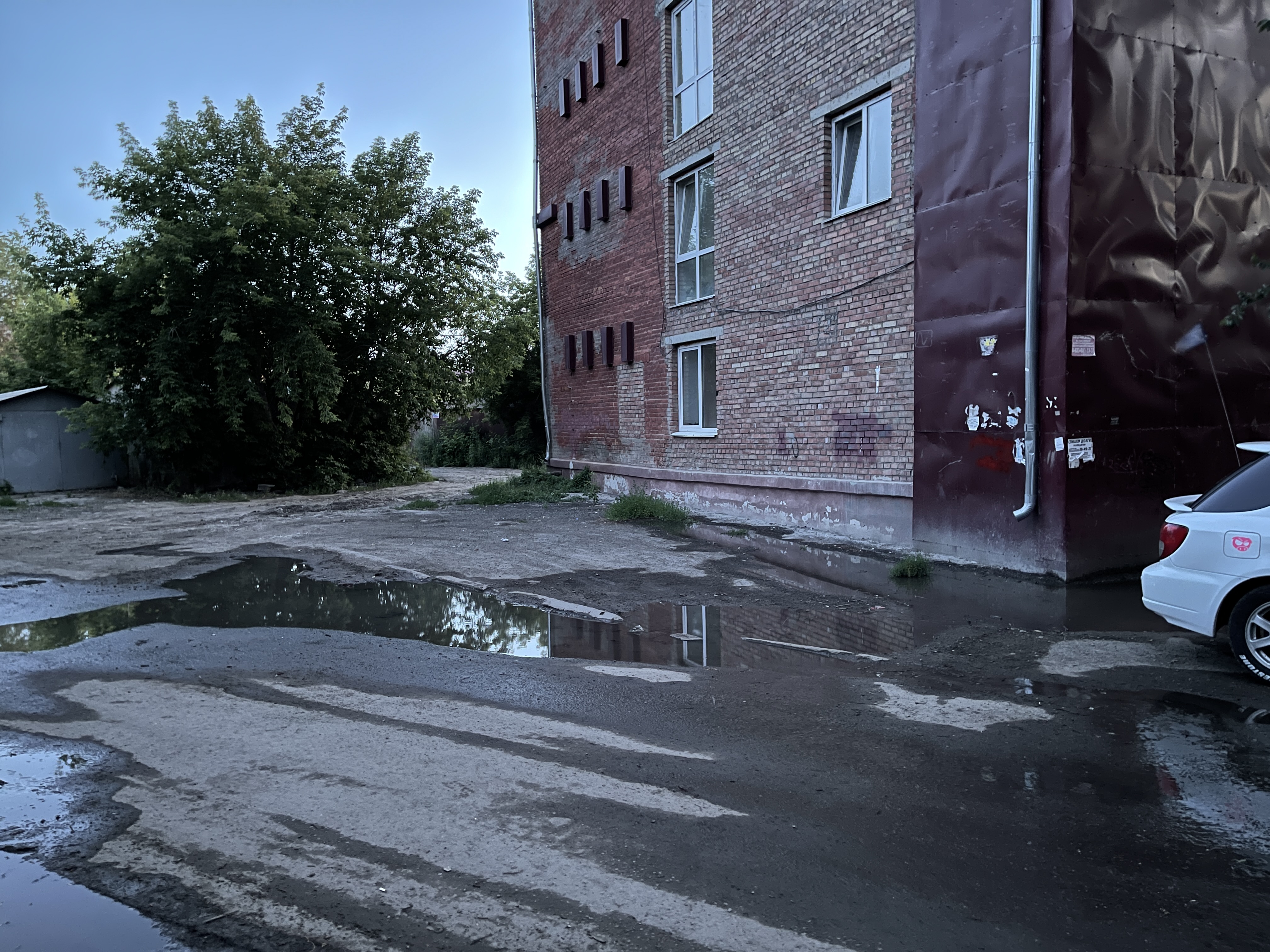 В Омске дом с дырой в стене пустил фекальный ручей соседям В Омске дом с дырой в стене пустил фекальный ручей соседям