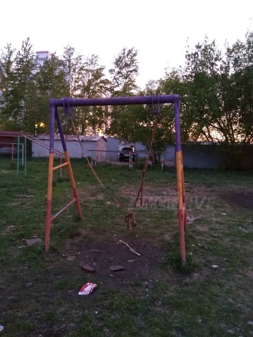 Омичи ужаснулись «виселице» на старой детской площадке Омичи ужаснулись «виселице» на старой детской площадке