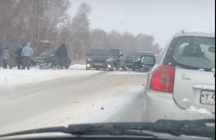 Появились кадры крупной лобовой аварии под Омском Появились кадры крупной лобовой аварии под Омском