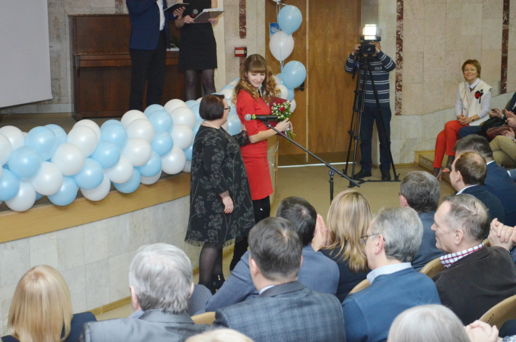 Омские журналистки на награждении облачились во все оттенки красного - ФОТО Омские журналистки на награждении облачились во все оттенки красного - ФОТО