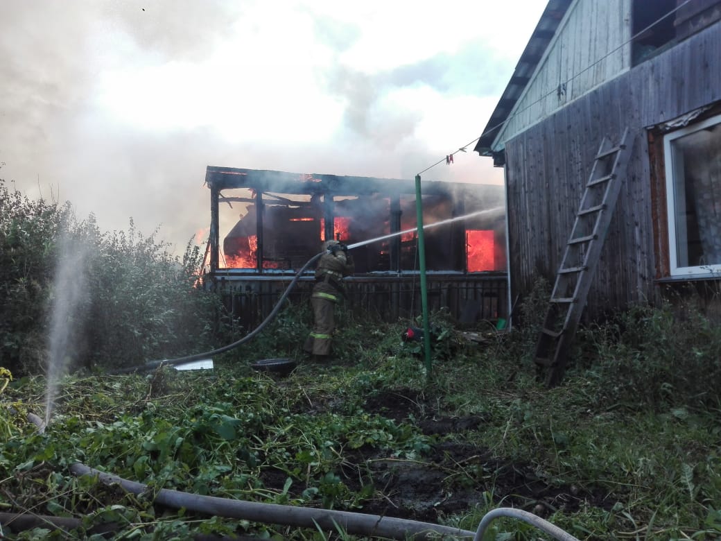 При пожаре в частном секторе Омска дотла сгорели два дома При пожаре в частном секторе Омска дотла сгорели два дома