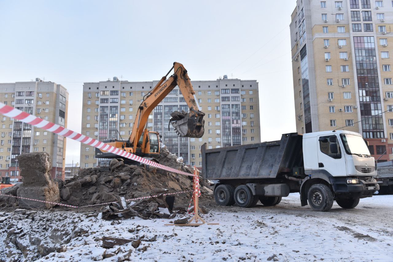 Мэр Омска Сергей Шелест проверил ход работ на ключевых городских стройках Мэр Омска Сергей Шелест проверил ход работ на ключевых городских стройках