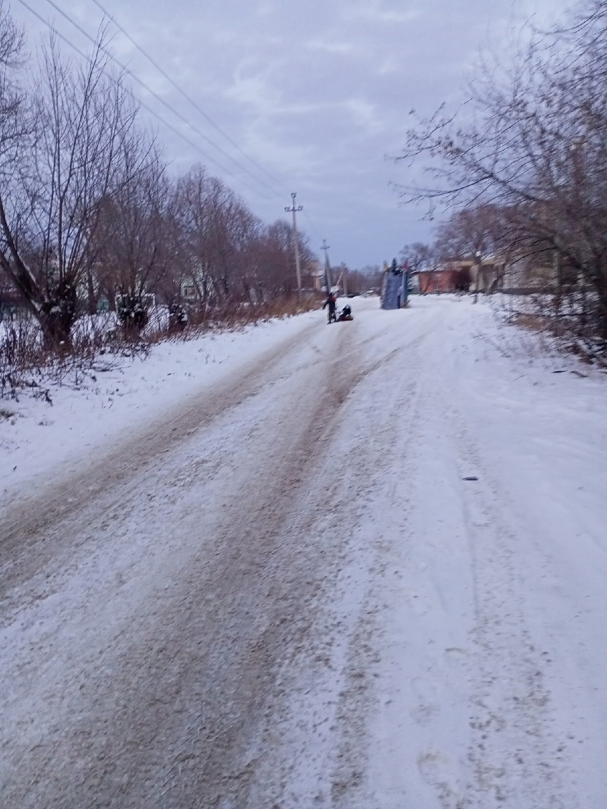 На окраине Омска обнаружилась горка, ведущая под колеса проезжающих машин На окраине Омска обнаружилась горка, ведущая под колеса проезжающих машин