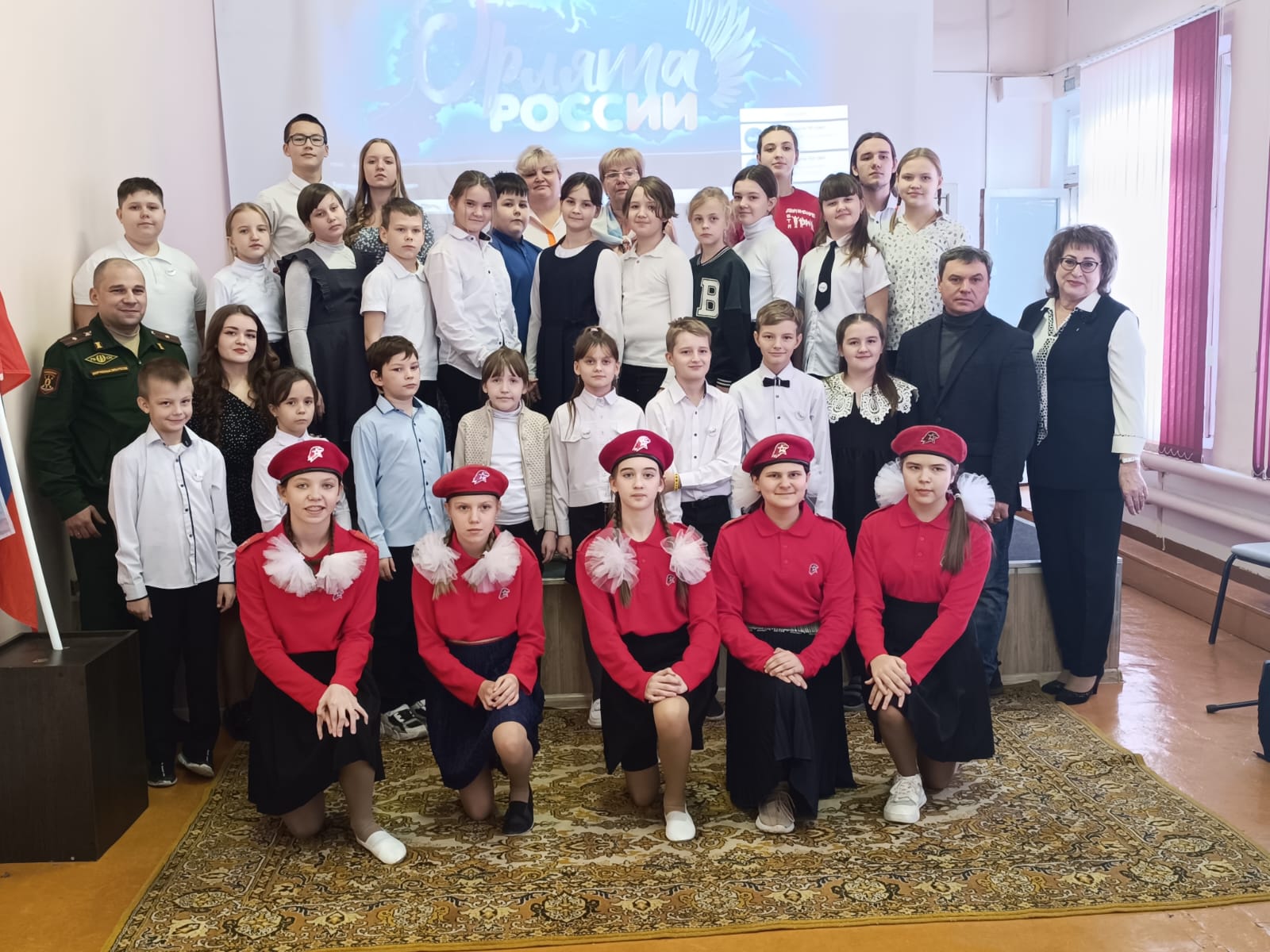 Омских школьников принимают в «Орлята России» Омских школьников принимают в «Орлята России»