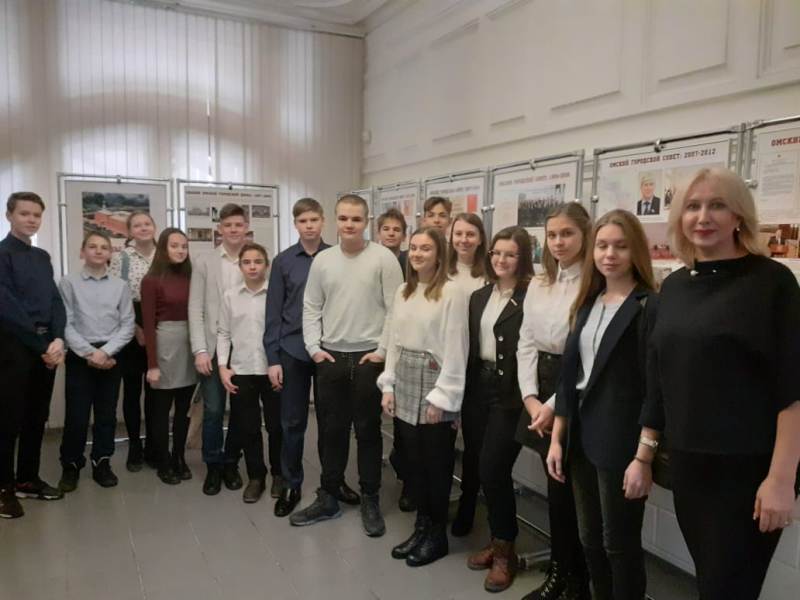 Инна Гомолко организовала для школьников экскурсию в Омский городской Совет Инна Гомолко организовала для школьников экскурсию в Омский городской Совет