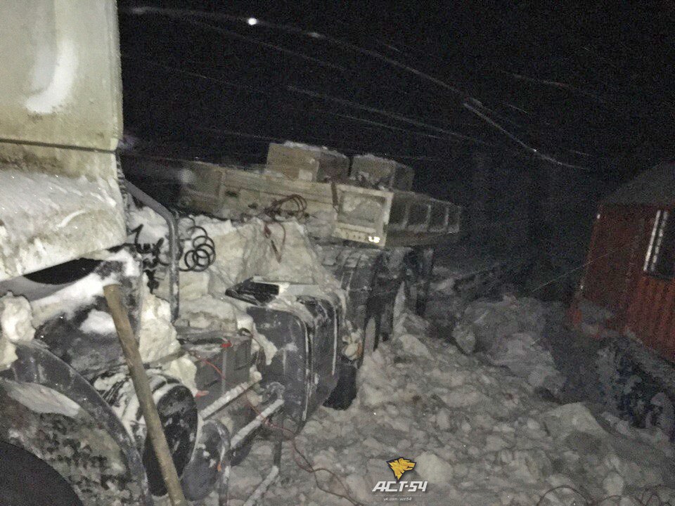 Тягач с омскими номерами, перевозивший в прицепе вездеход, улетел в кювет под Новосибирском