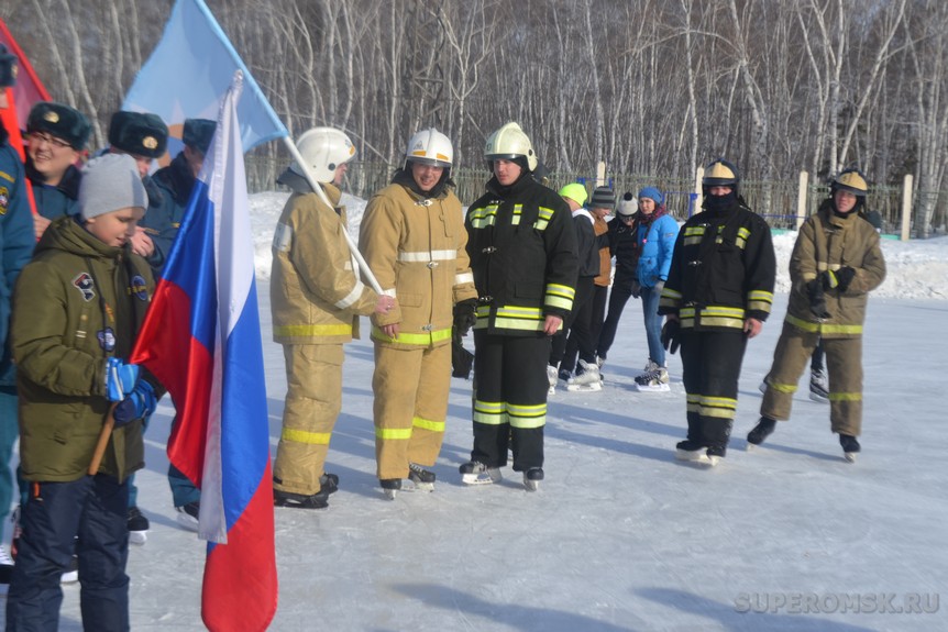 Омские спасатели устроили шоу-тренировку на коньках Омские спасатели устроили шоу-тренировку на коньках
