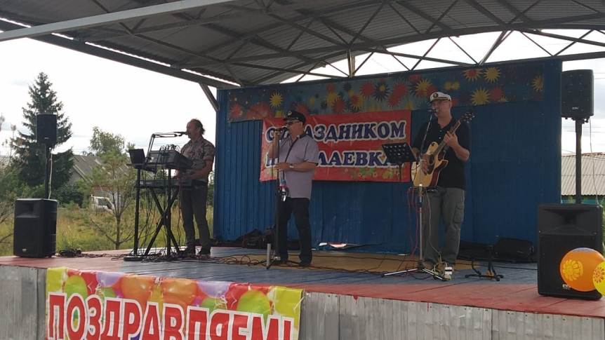 Депутат Инна Гомолко поздравила жителей поселка «Николаевка» с Днем города Депутат Инна Гомолко поздравила жителей поселка «Николаевка» с Днем города