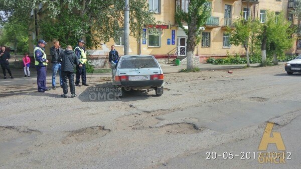 В Омске «девятка» вписалась в столб, пытаясь объехать яму на дороге В Омске «девятка» вписалась в столб, пытаясь объехать яму на дороге