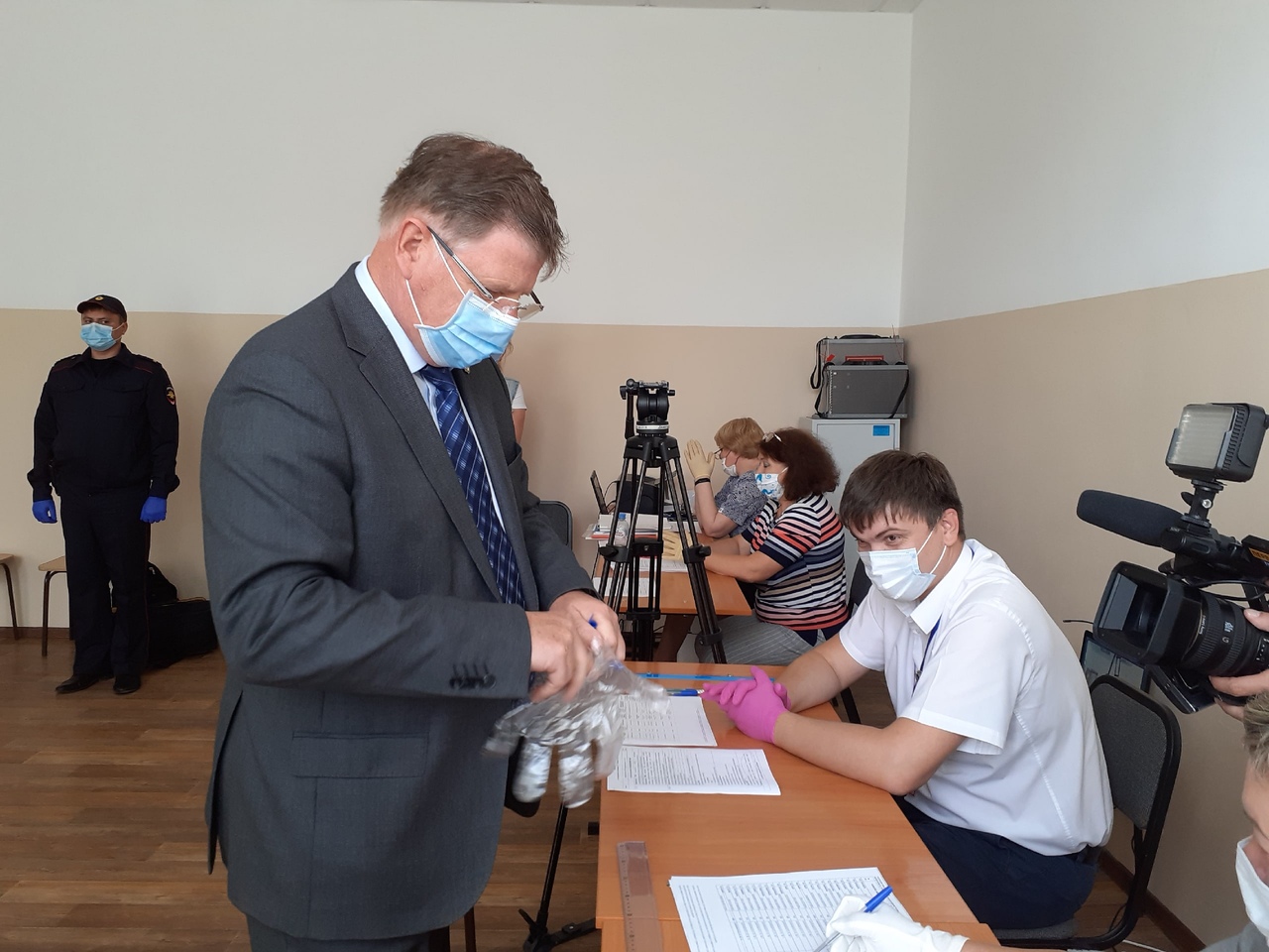 Спикер омского горсовета Корбут проголосовал за поправки к Конституции Спикер омского горсовета Корбут проголосовал за поправки к Конституции