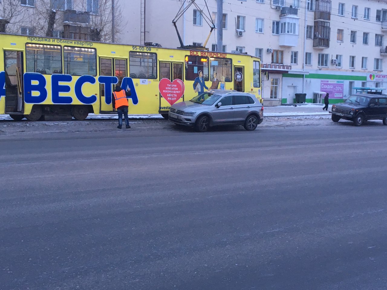 Припарковалась: омичка блокировала трамваи в центре города Припарковалась: омичка блокировала трамваи в центре города
