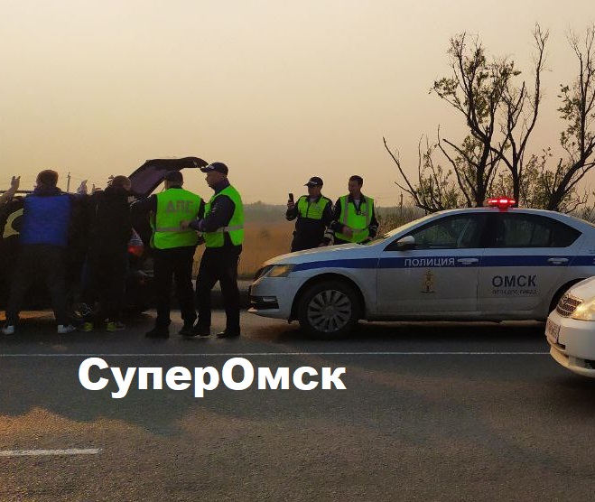 В Омске машины ДПС по плану-перехвату прямо на дороге задержали темное авто с мужчинами В Омске машины ДПС по плану-перехвату прямо на дороге задержали темное авто с мужчинами