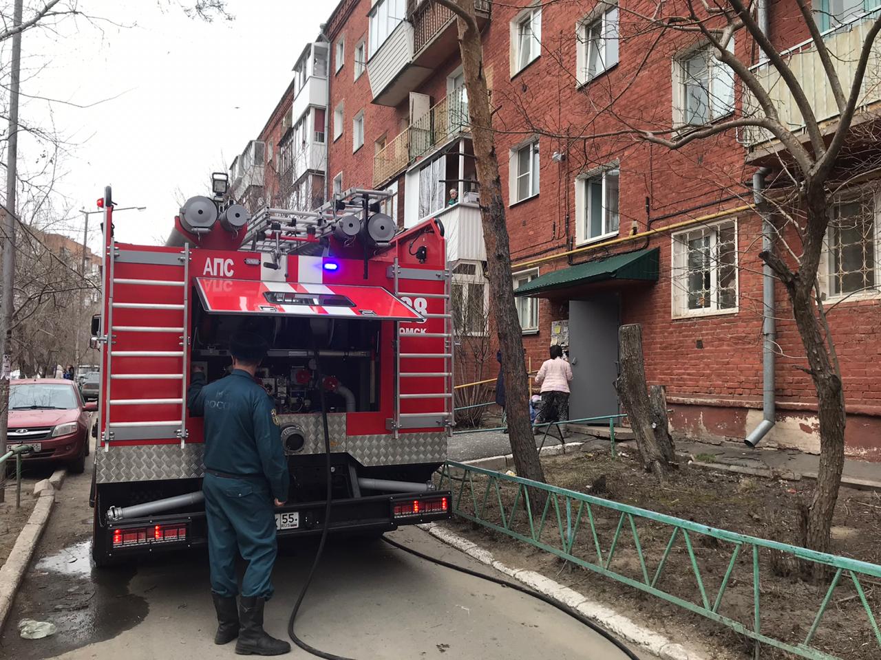Из полыхающей омской пятиэтажки на Иртышской набережной спасли 4 детей