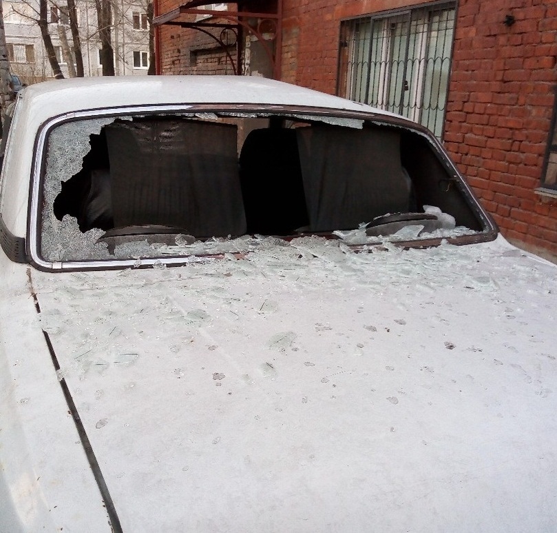 Упавшая с крыши в Омске ледяная глыба пробила автомобиль Упавшая с крыши в Омске ледяная глыба пробила автомобиль