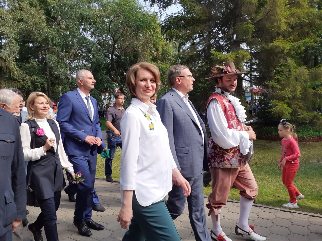 Омские депутаты приняли участие в открытии выставки «Флора» - фото