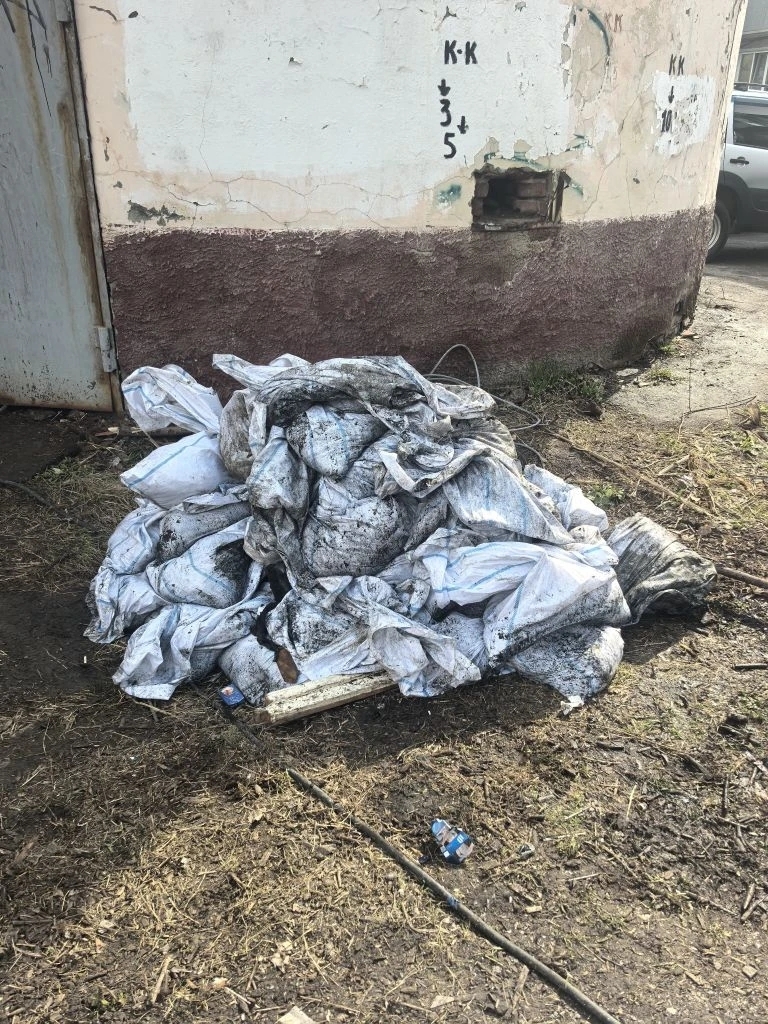 Омичам показали огромный засор канализации из-за смытых жителями предметов