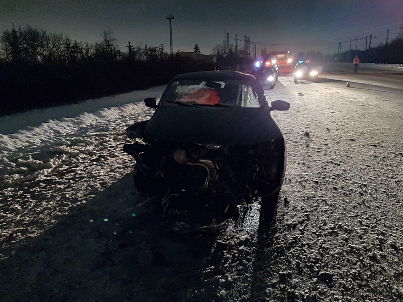 В жесткую массовую аварию на омской трассе вовлекли полицейскую машину