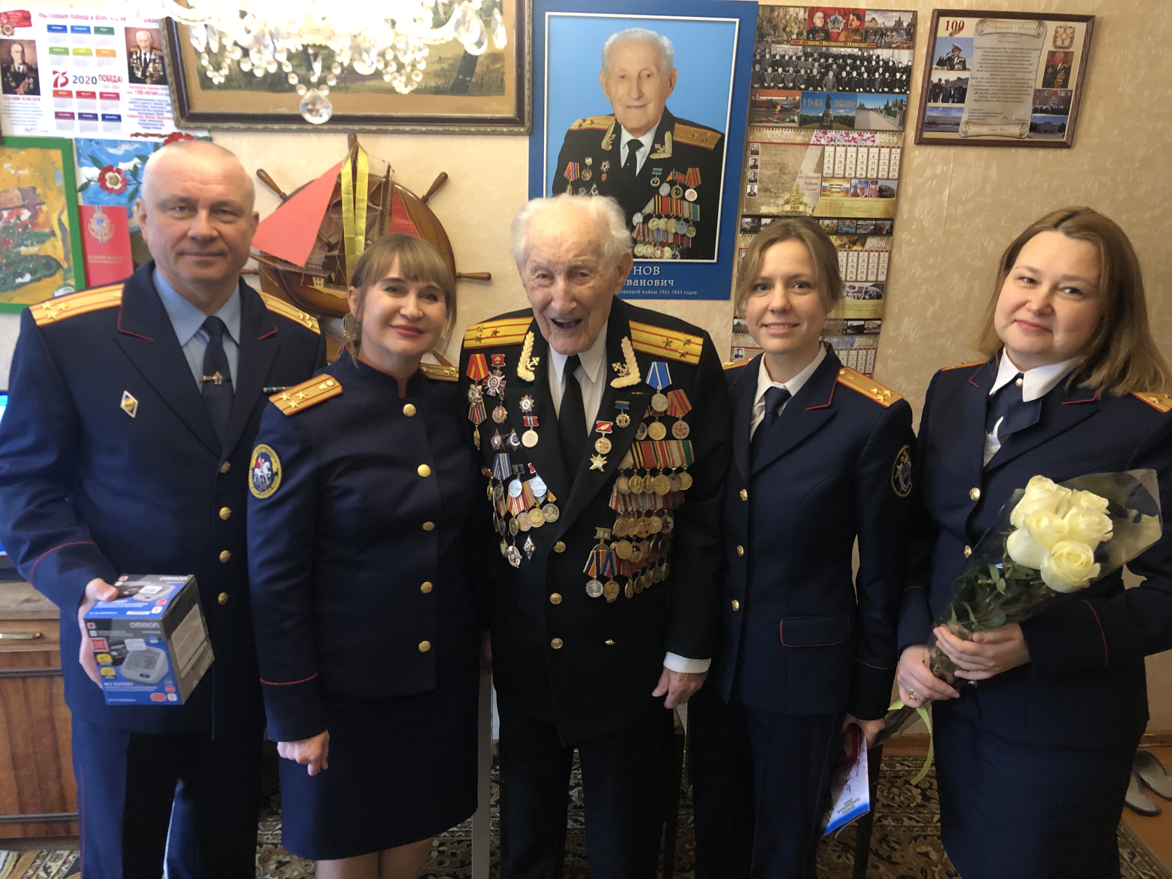 Омские следователи вручили 100-летнему ветерану 45-ю медаль Омские следователи вручили 100-летнему ветерану 45-ю медаль
