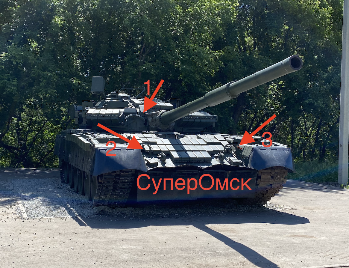 Установленный в центре Омска танк Т-80БВ уже обворовали Установленный в центре Омска танк Т-80БВ уже обворовали